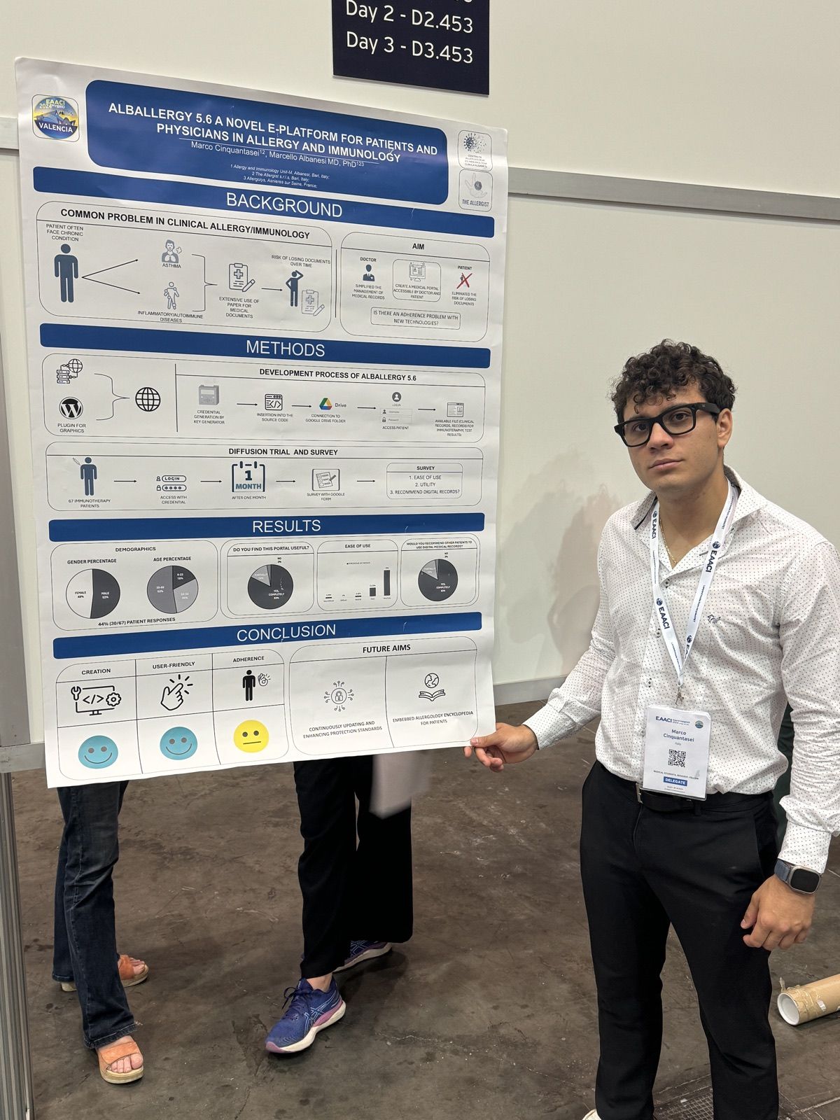Marco Cinquantasei accanto al poster AlBAllergy 5.6 al congresso EAACI di Valencia 2024